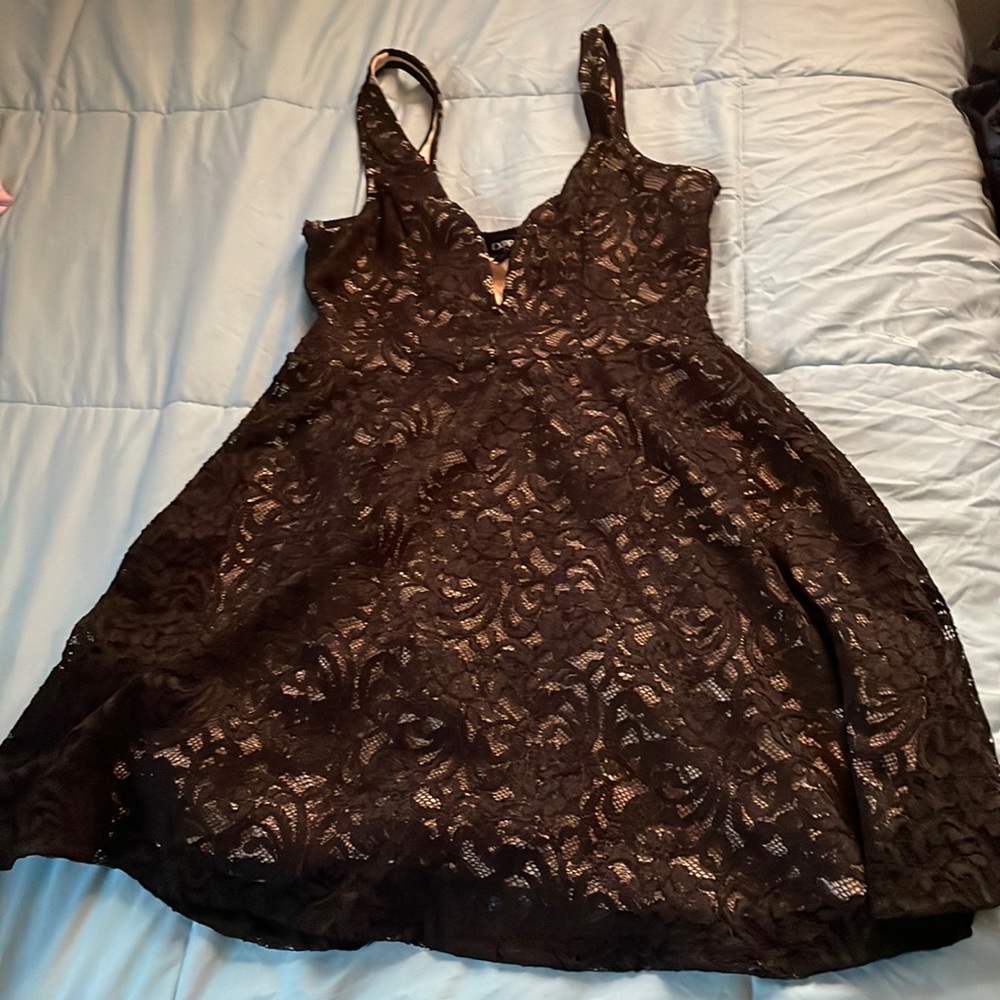Short black formal flowy dress with V neck and lace size XS from Express